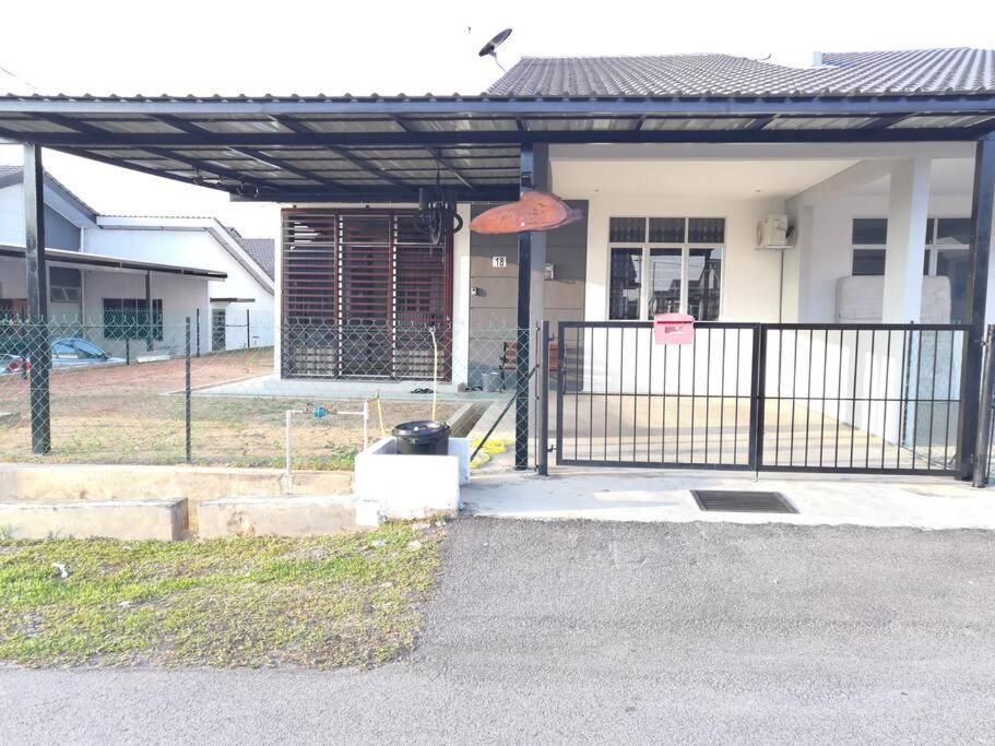 Modern , Spacious Gambang Ump 18 Guest House Ngoại thất bức ảnh