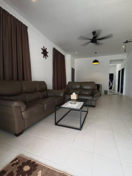 Modern , Spacious Gambang Ump 18 Guest House Ngoại thất bức ảnh