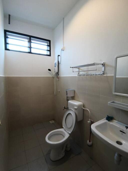 Modern , Spacious Gambang Ump 18 Guest House Ngoại thất bức ảnh
